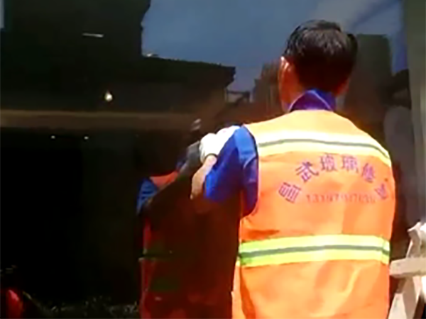 建筑門窗玻璃劃傷處理方法